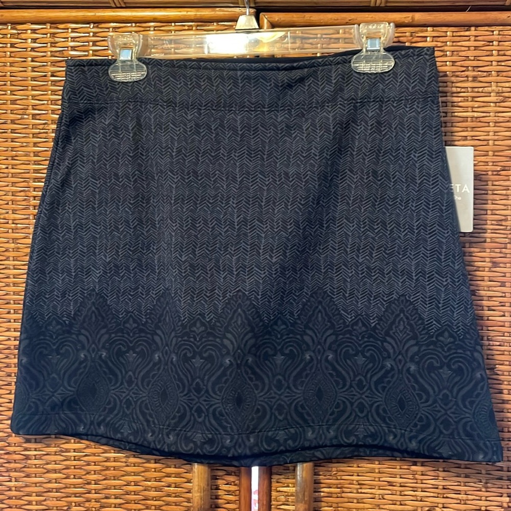 NWT Athleta tech skirt. Black and grey pattern. Size Medium